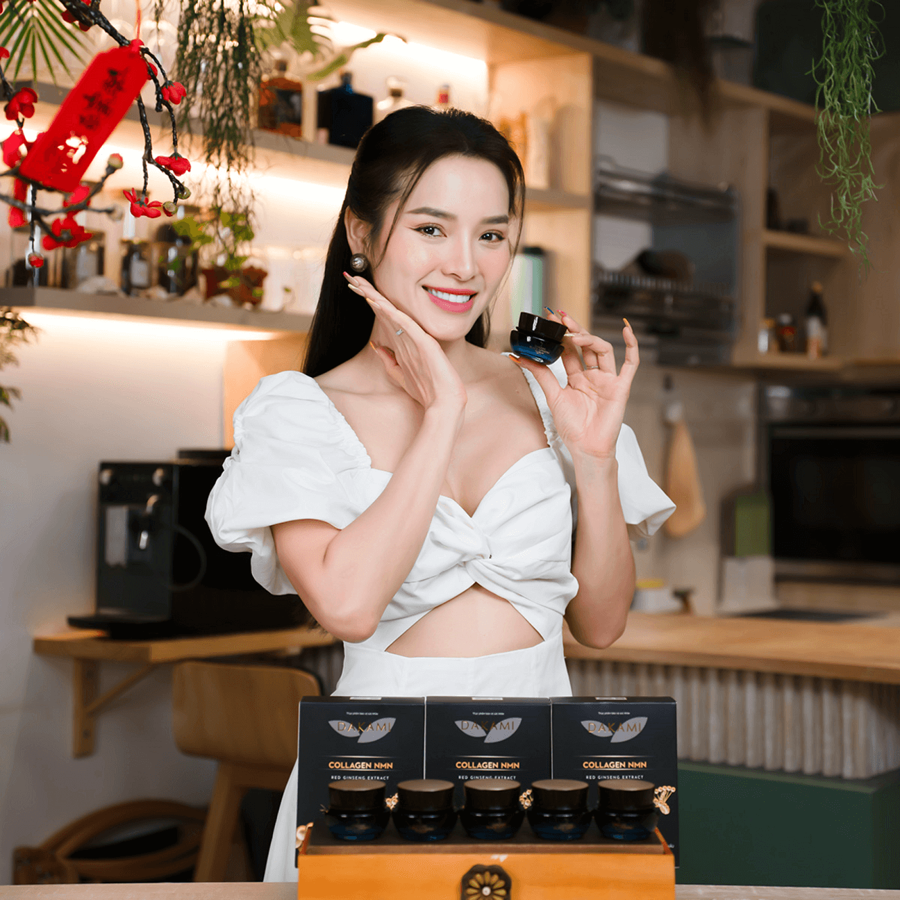 Singer Phuong Trinh Jolie